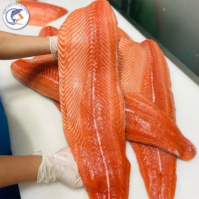Màu sắc của miếng cá hồi cũng là yếu tố để quyết định đến chất lượng của cá hồi